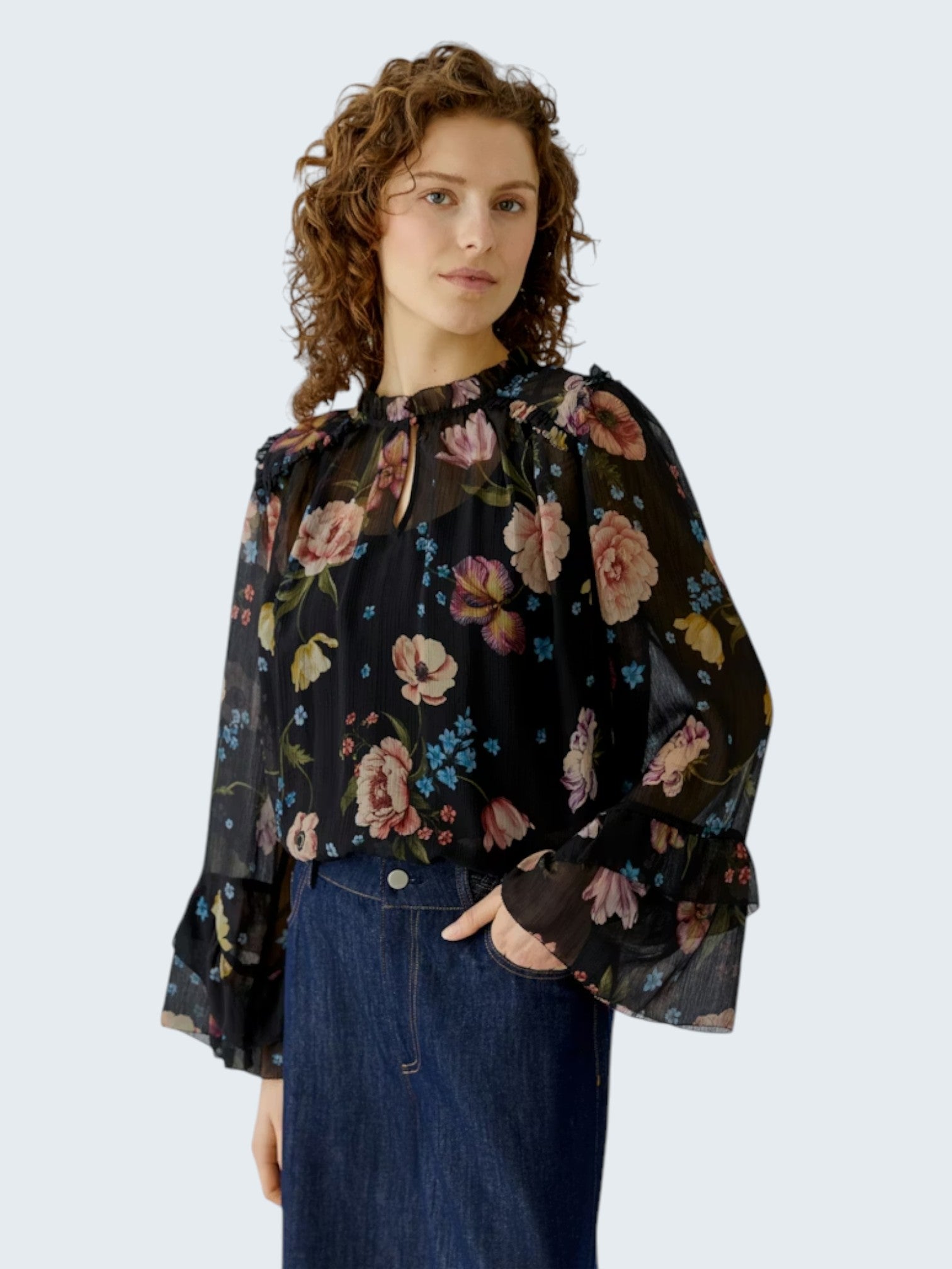 oui-ua.store black chiffon boho blouse with floral print, ruffles, and wide sleeves. Model wears size 36.